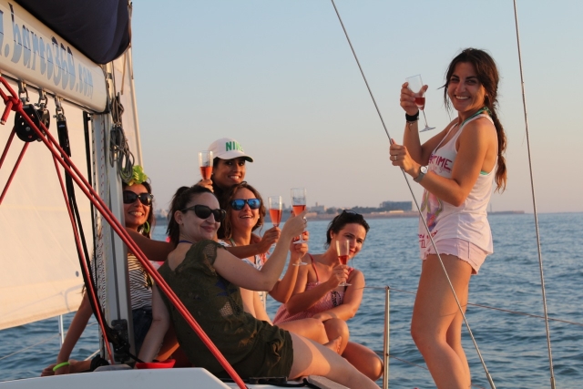  Mädchen auf dem Boot 